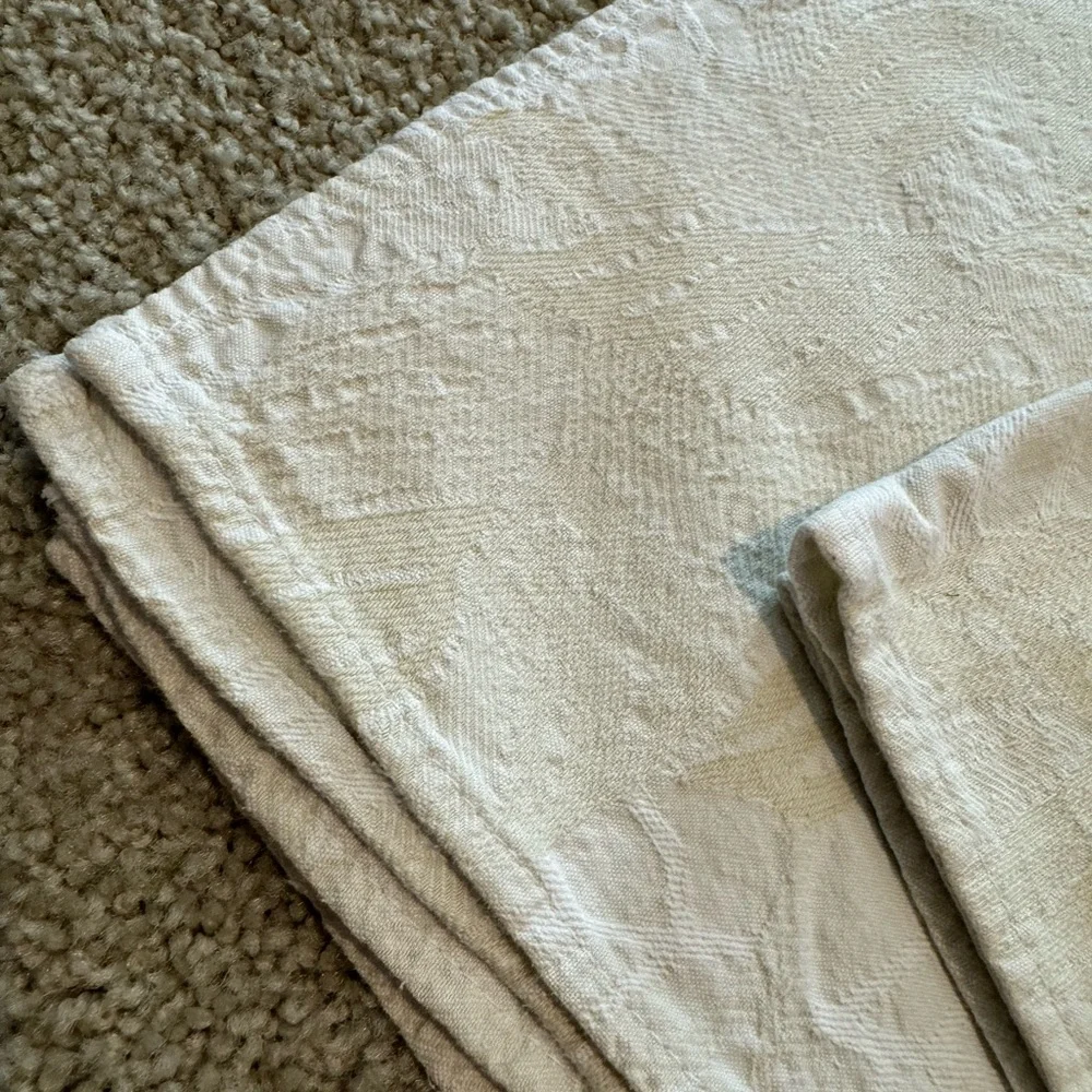 Vintage Crate & Barrel tablecloth with 4 matching napkins white/off white